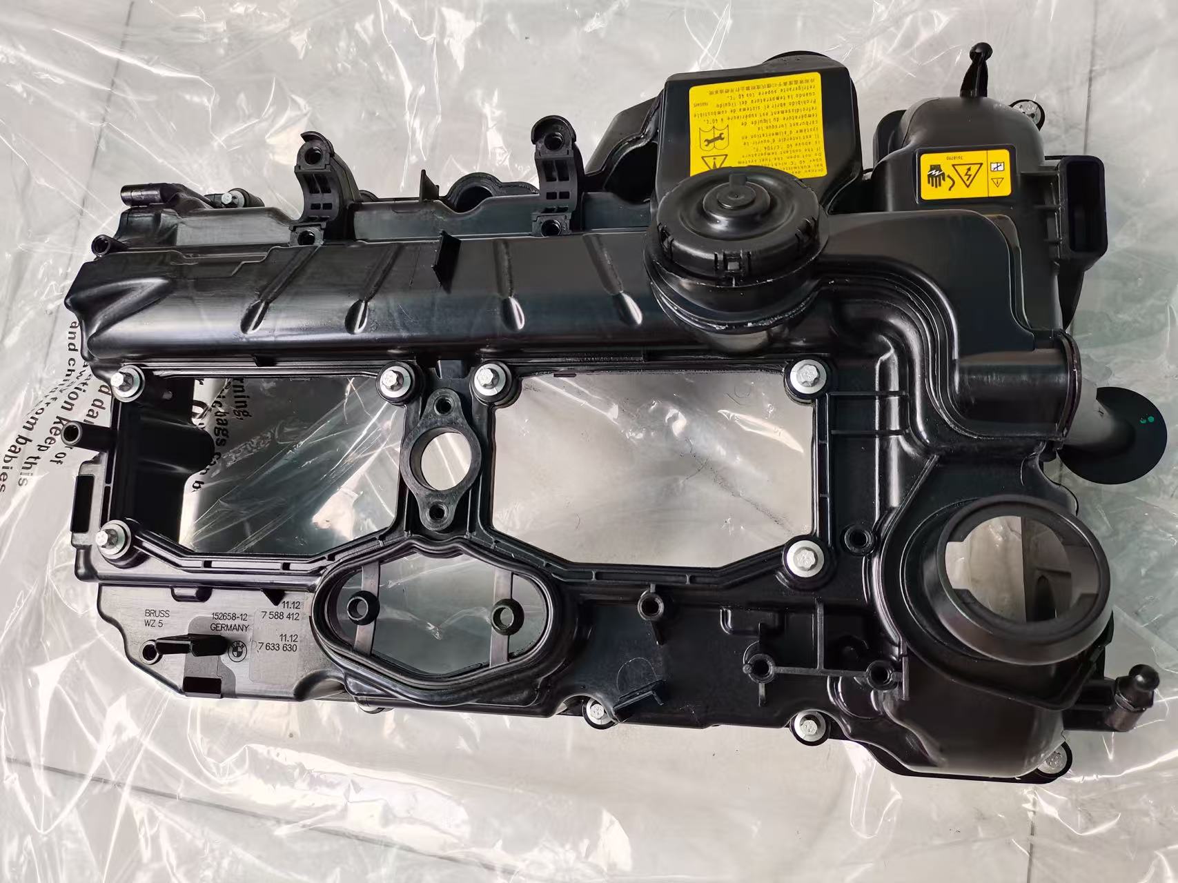 1112 7588 412 cylinder head cover