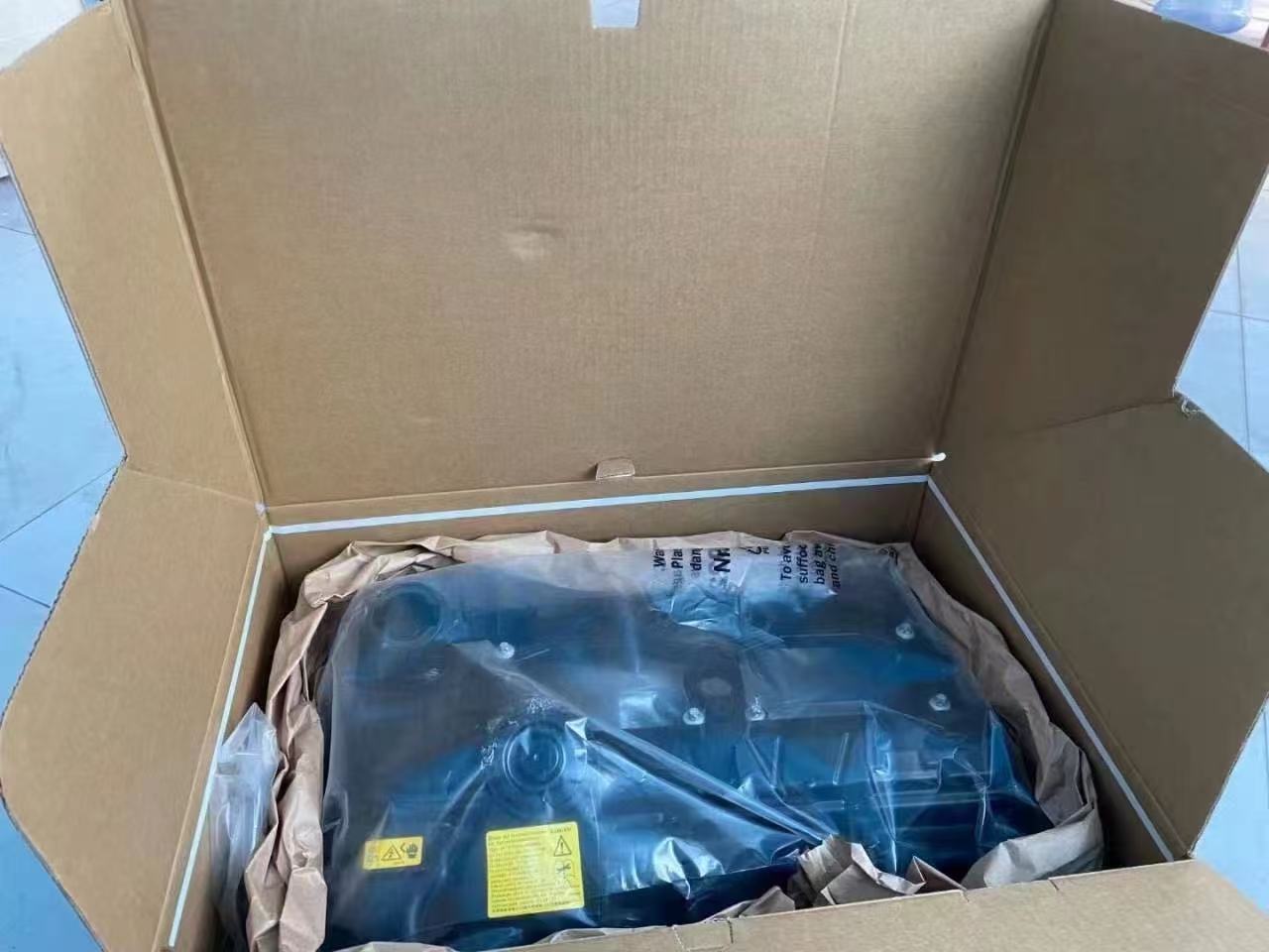 1112 7588 412 cylinder head cover