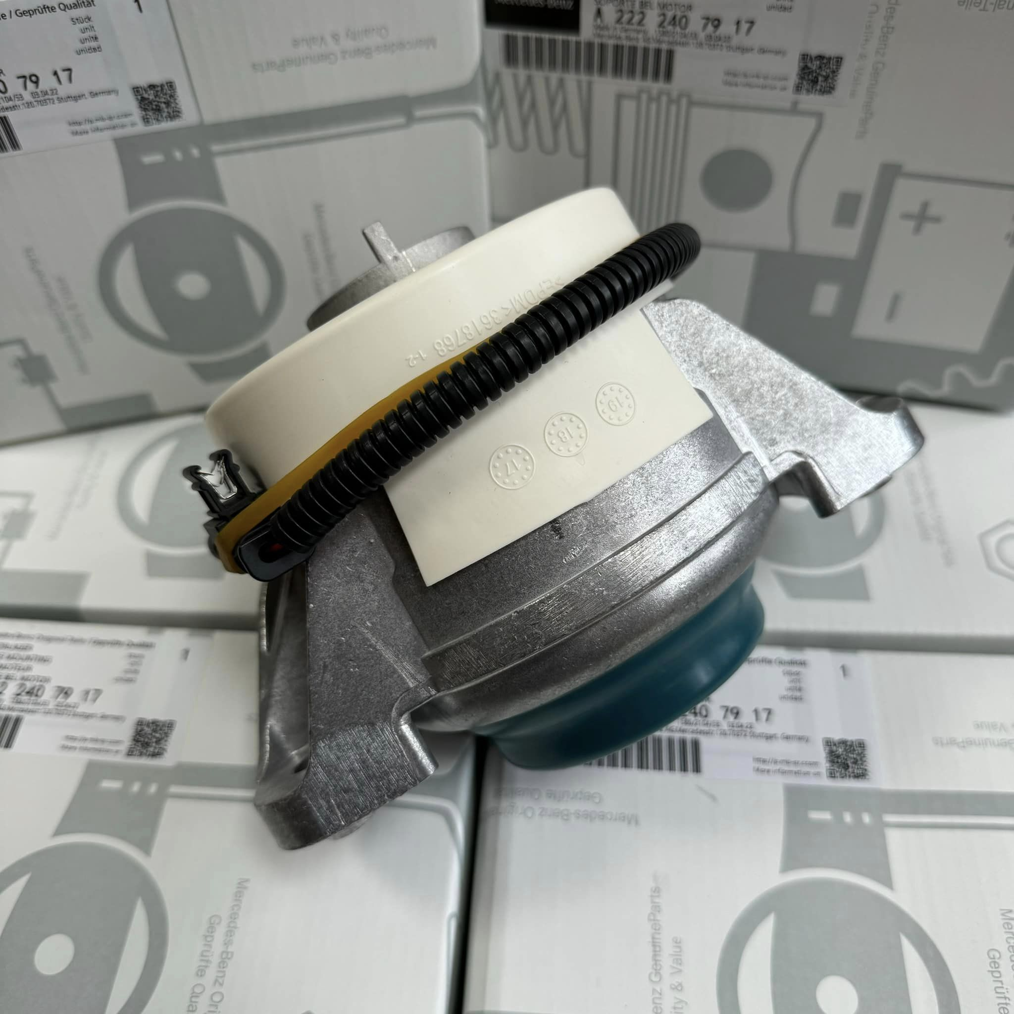 205/222/204/212/213/223 engine bracket