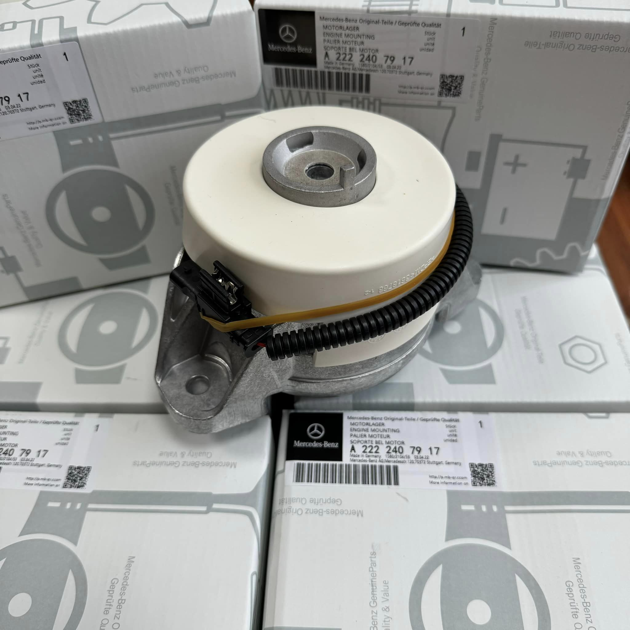 205/222/204/212/213/223 engine bracket